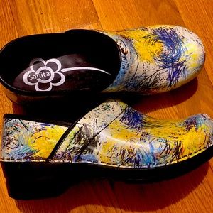 Size 37 EUC stylish clogs. Smoke free home. Worn once to work.